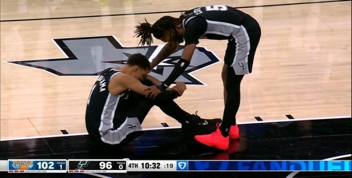 坏了！文班亚马又受伤了！

从慢动作看，文班亚马落地的时候，左脚没站稳，左膝过伸