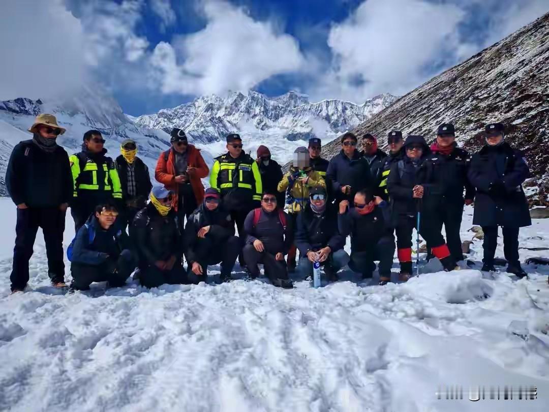 在这张合影照片中，穿着黄色上衣、脸上打着马赛克的人，就是在库拉岗日山峰徒步失联女