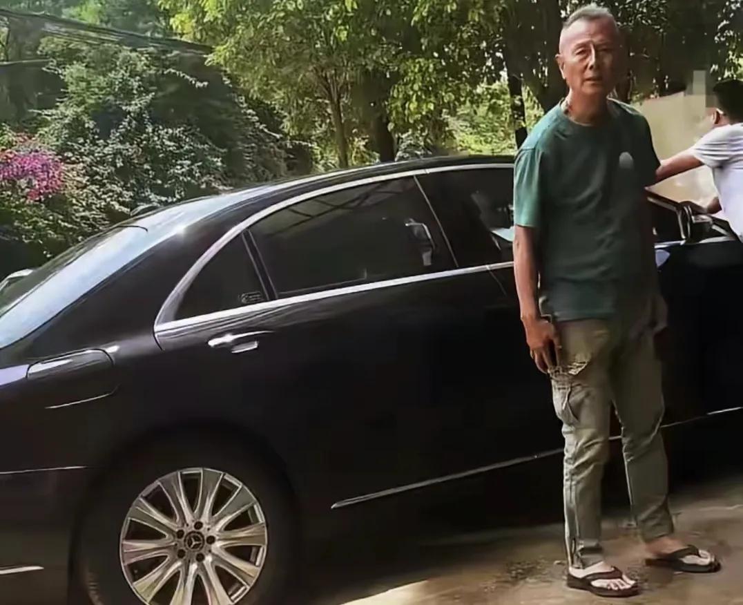 72岁刘德凯三个儿子一个女儿，四个孩子如今没有一个陪在他身边
72岁的刘德凯，如