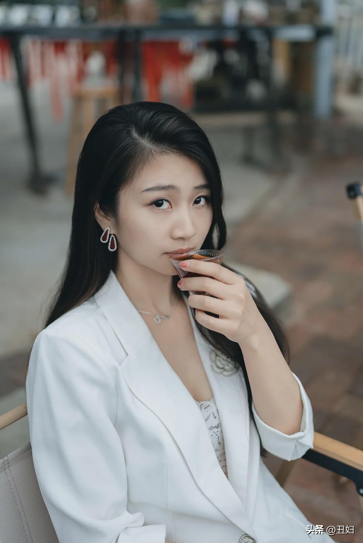 怎样穿搭才有女王范?白色西装搭黑色连衣裙剪裁贴合身体曲线，凸显腰肢、修饰腿部，走