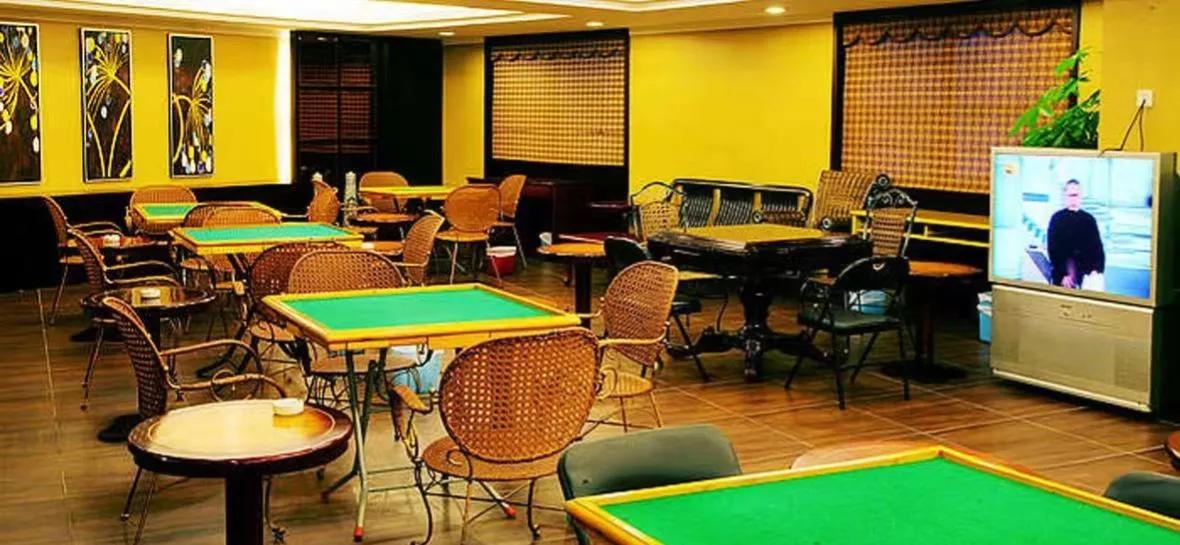 浙江杭州，一男子和三名亲戚吃完饭，去棋牌室打麻将。可却被两名警察抓住了。警察以他