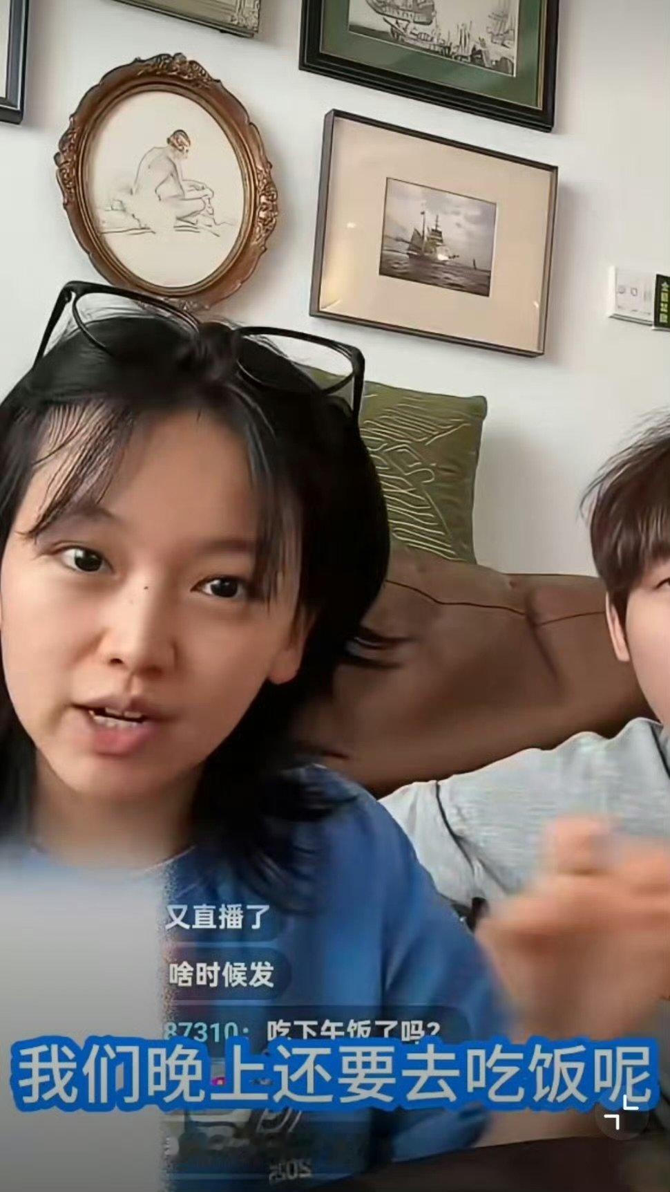 拉宏桑中国boy否认恋情 直播弹幕突袭问“是不是情侣”，拉宏桑手速飞快摆手，中国