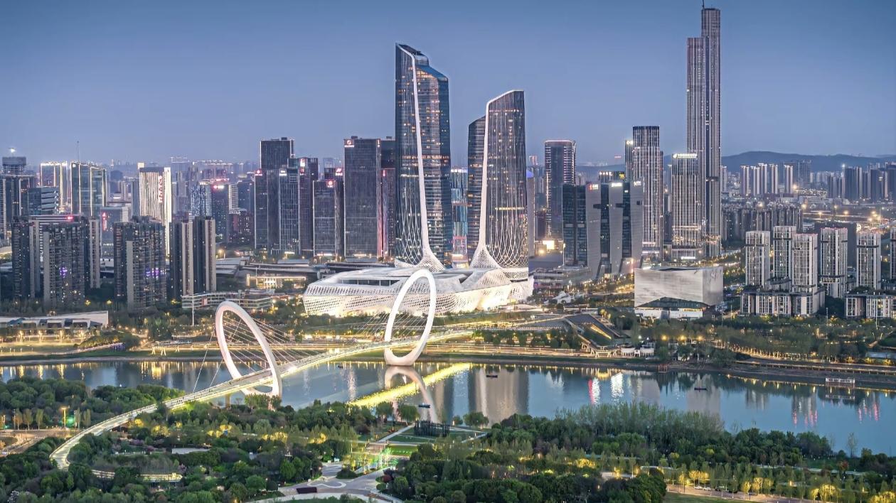 南京的城建也太繁华了，华东第二大城市真不是浪得虚名的。
上海的繁华大家都有目共睹