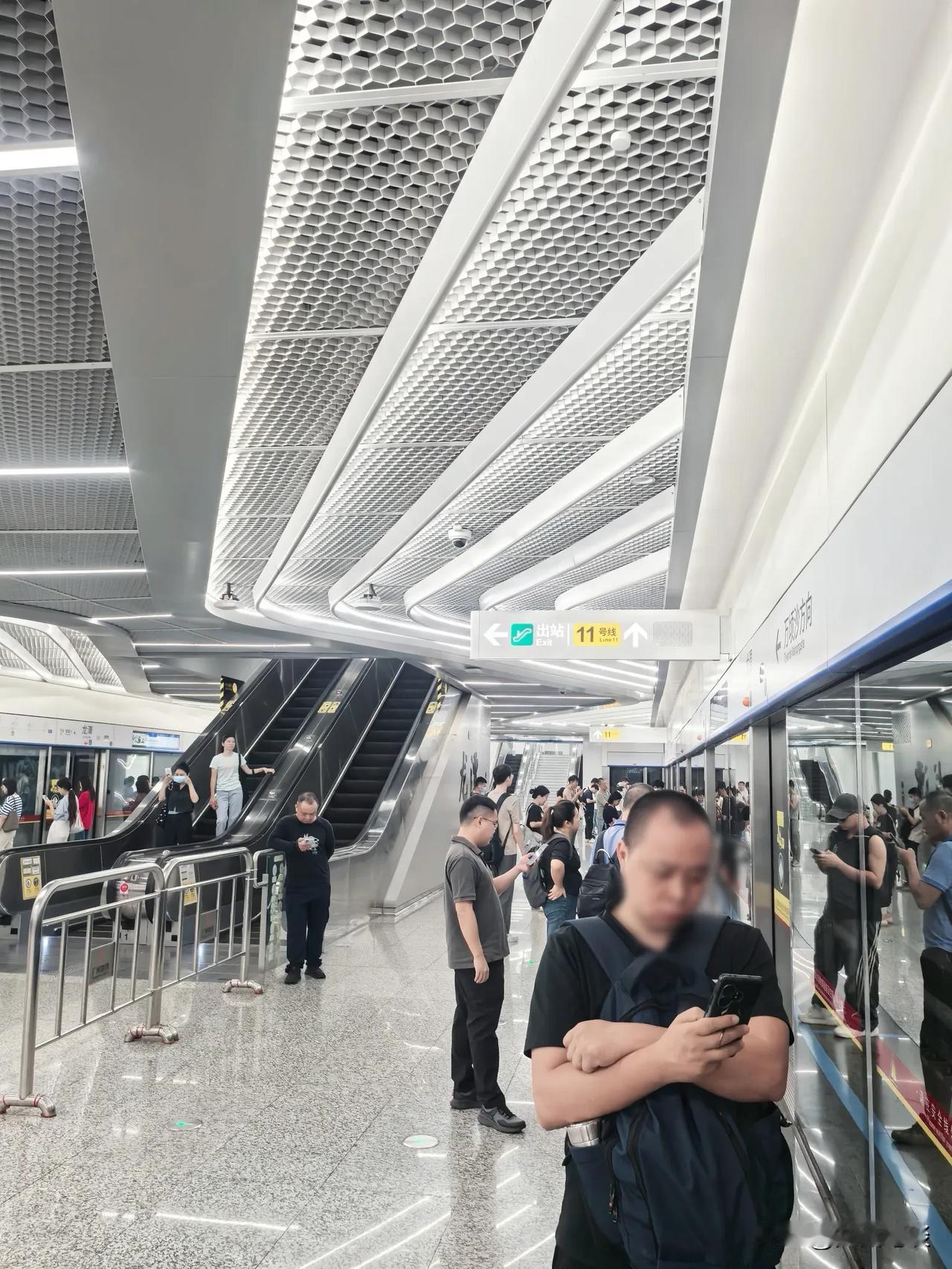 怪不得一个男士一下11号线就飞奔向18号线，原来下一趟车要8分钟以后才到。

结