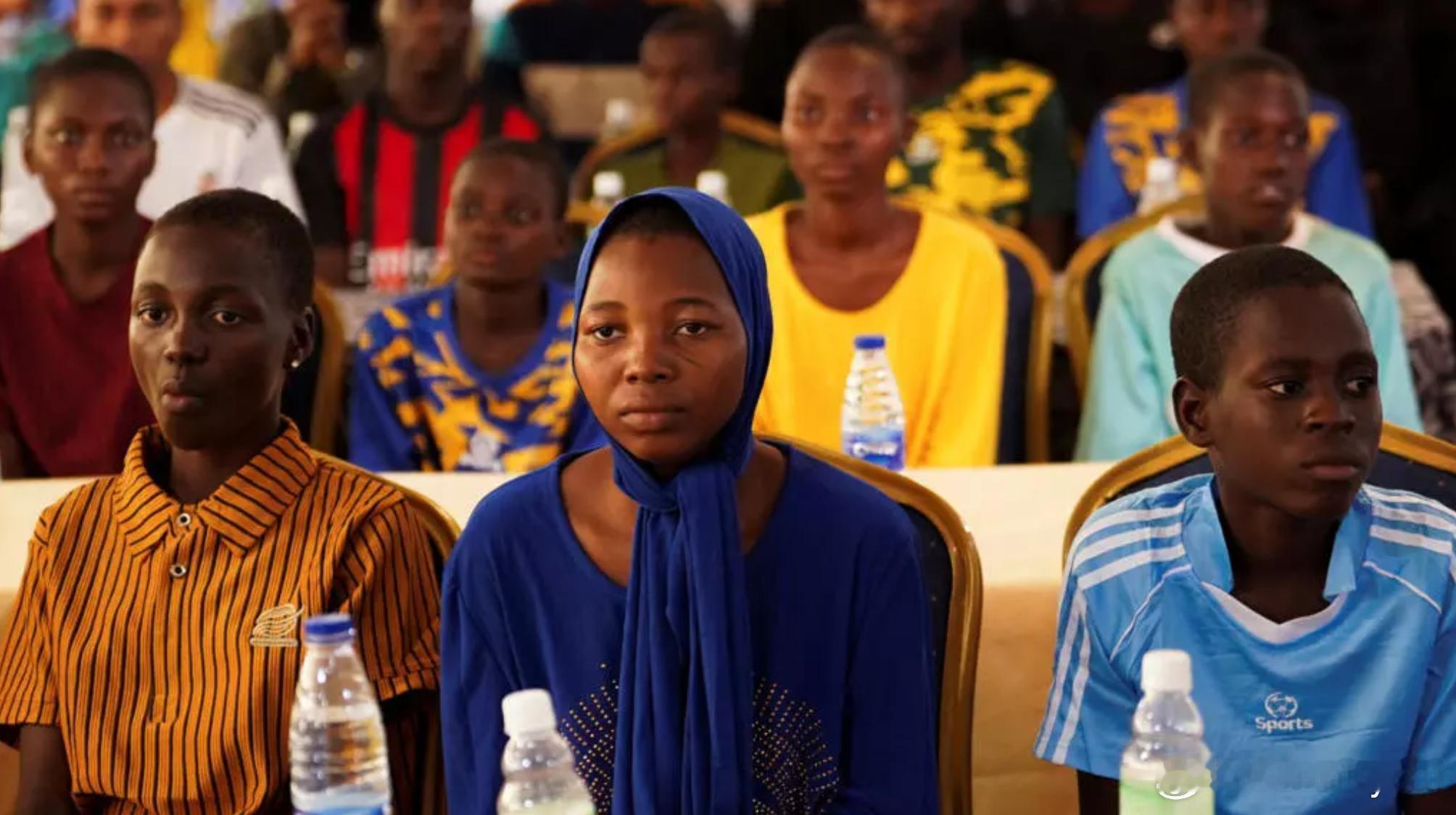 【尼日利亚被绑架的130名学生全部获释】海外新鲜事 尼日利亚总统府发言人21日（