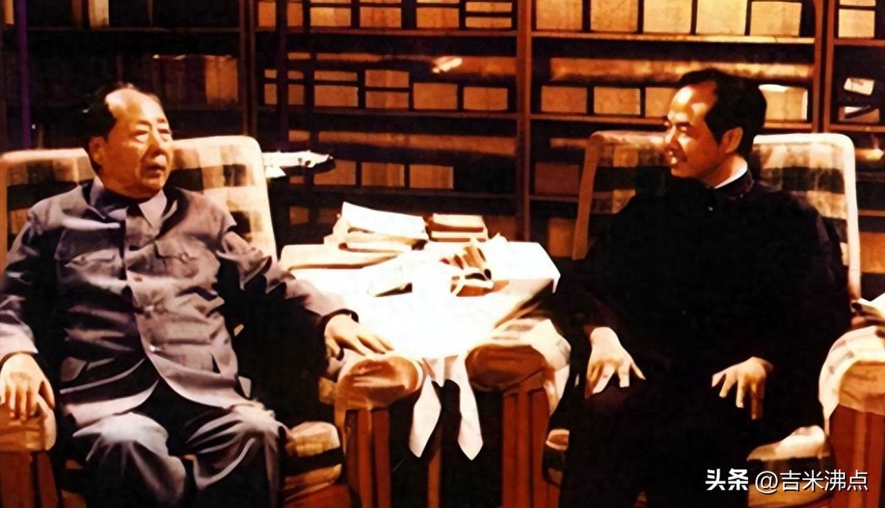 并腿而坐，不是怕，是认得清自己坐在哪儿。
1974年5月30号上午，中南海菊香书