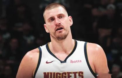 篇章好听NBA季后赛后，约基奇接受了采访，谈到自己投篮低效。“他们又高又壮，臂展