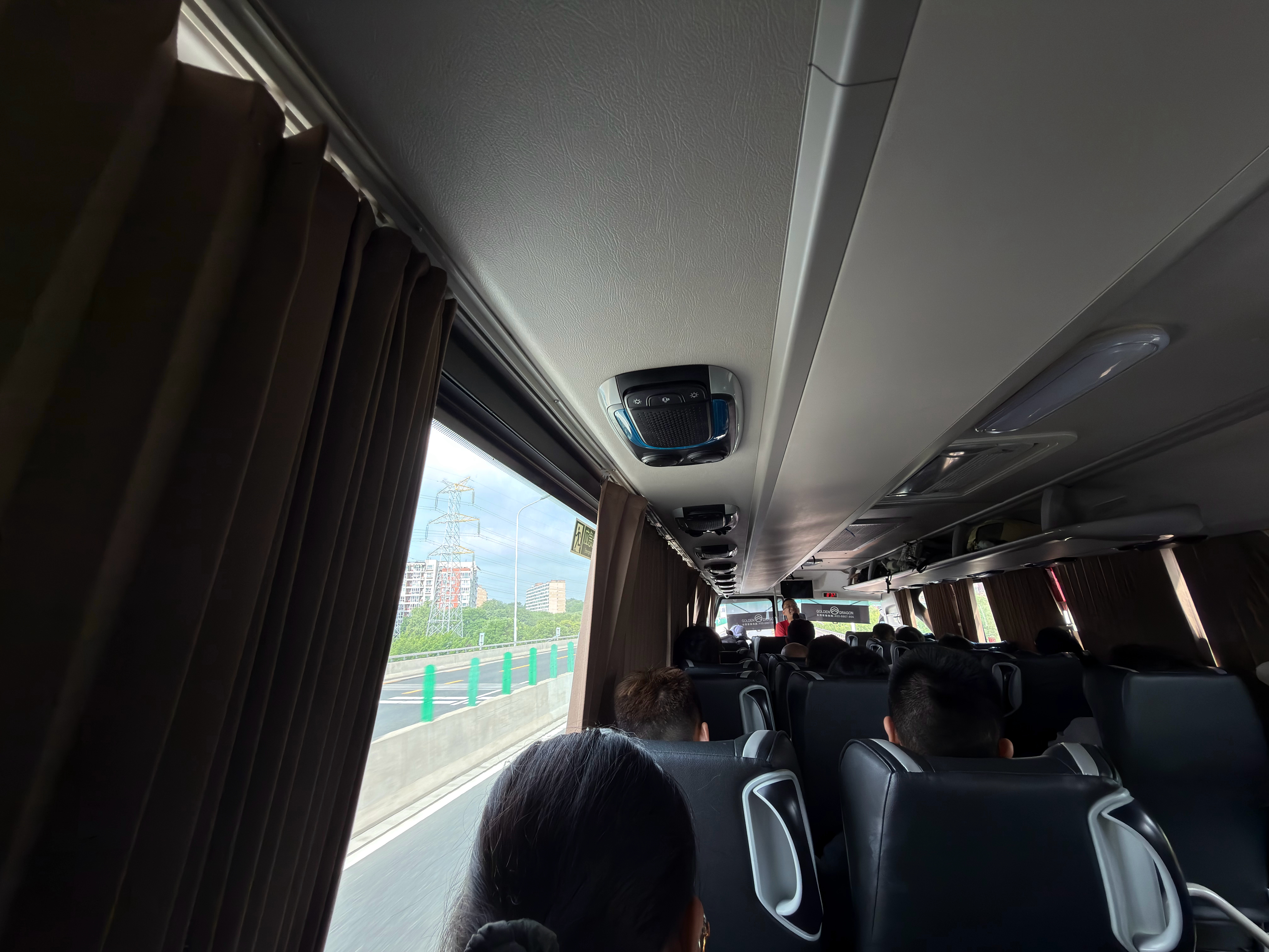 坐上大巴车去山里徒步，其实商用车也是我热爱的领域…车就不评测了，上车后导游强调的