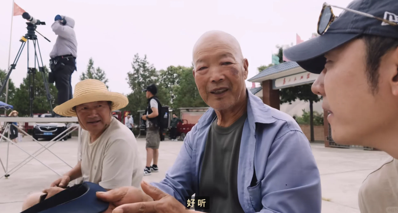 最近五条人去甘肃县城，搞了一场《山野听风》的县城巡演。在鸟不拉屎的乡村戏台上，把