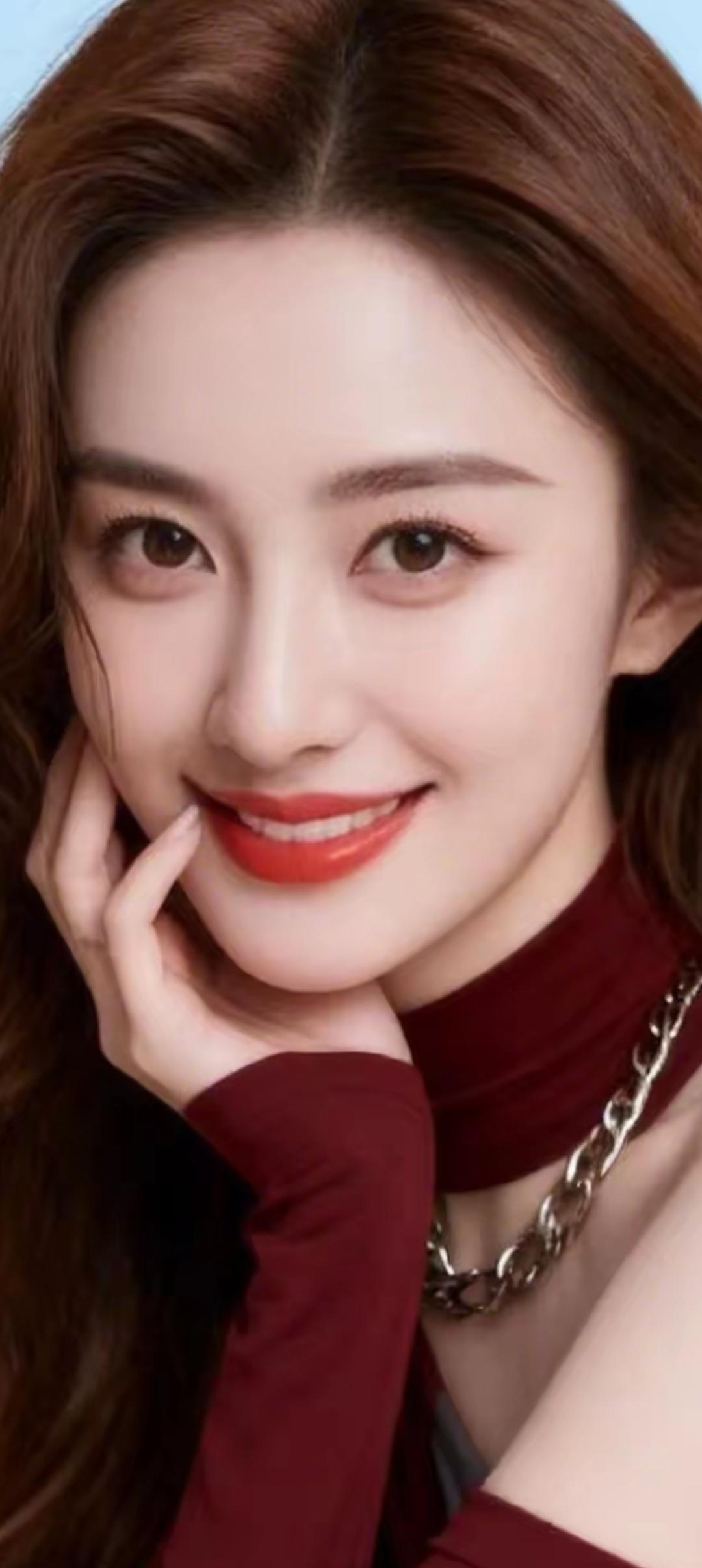 甜美笑容，红唇诱惑，时尚穿搭，魅力四射！