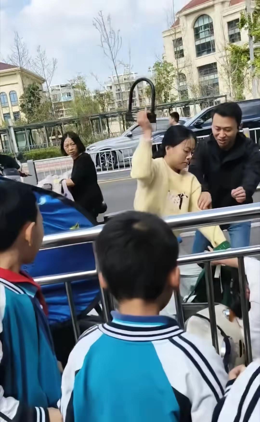 小事酿大祸！成都女子因电动车剐蹭失控，校门口持U型锁暴打路人

校门口人流密集，