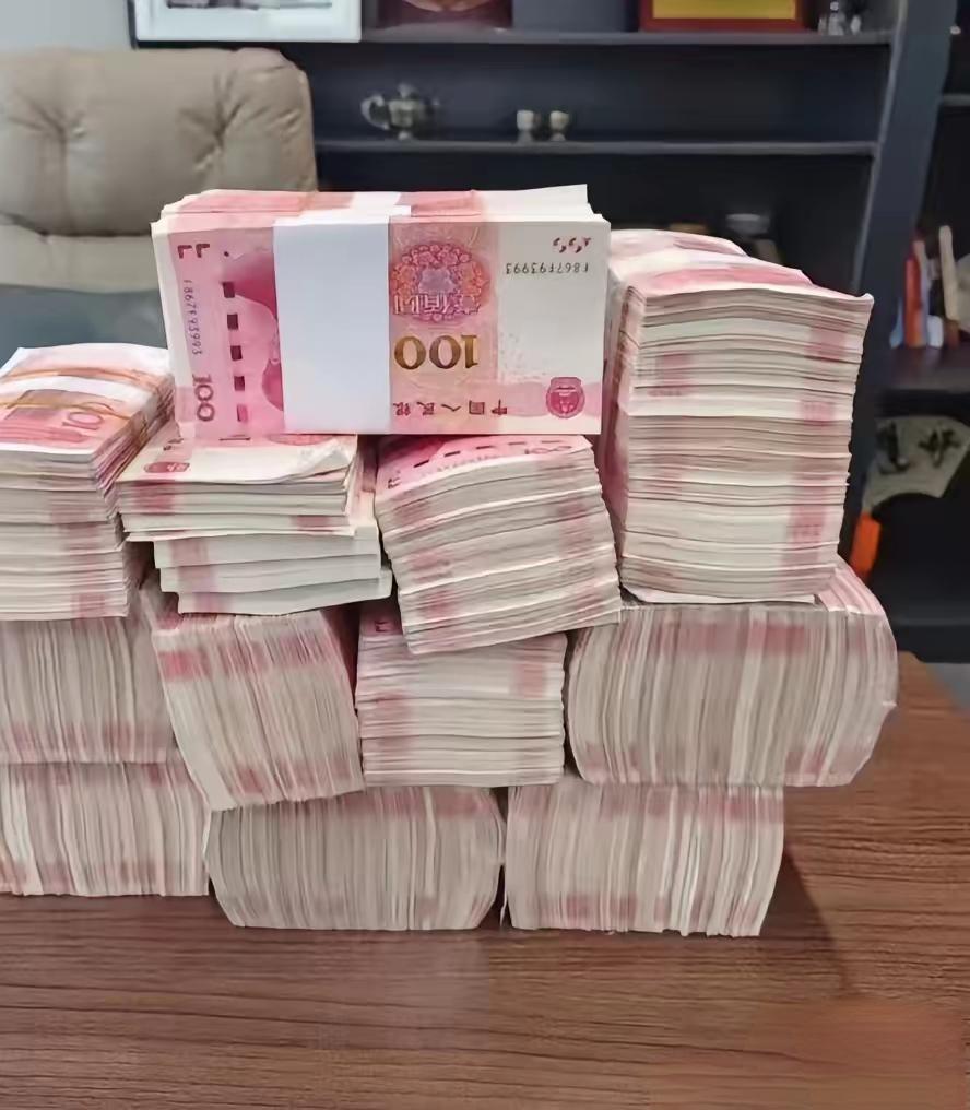 未来三五年一定要做的4件事:
1.大量存钱。当今社会现金为王，钱越来越不好挣成为