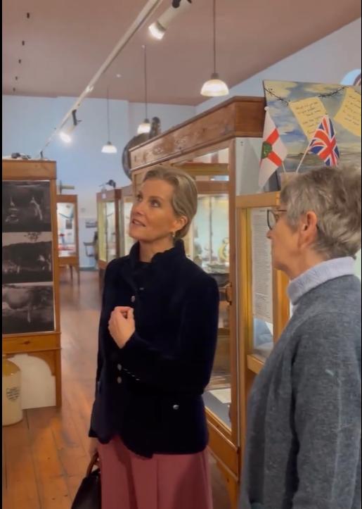 2025年12月9日，格洛斯特公爵理查德王子在布里斯托尔向特里多斯银行授予国王企