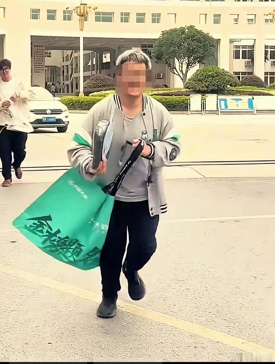 高考英语高考第一个冲出考场的孩子，本来是件高兴的事，但当我看到他满头的白发，心里