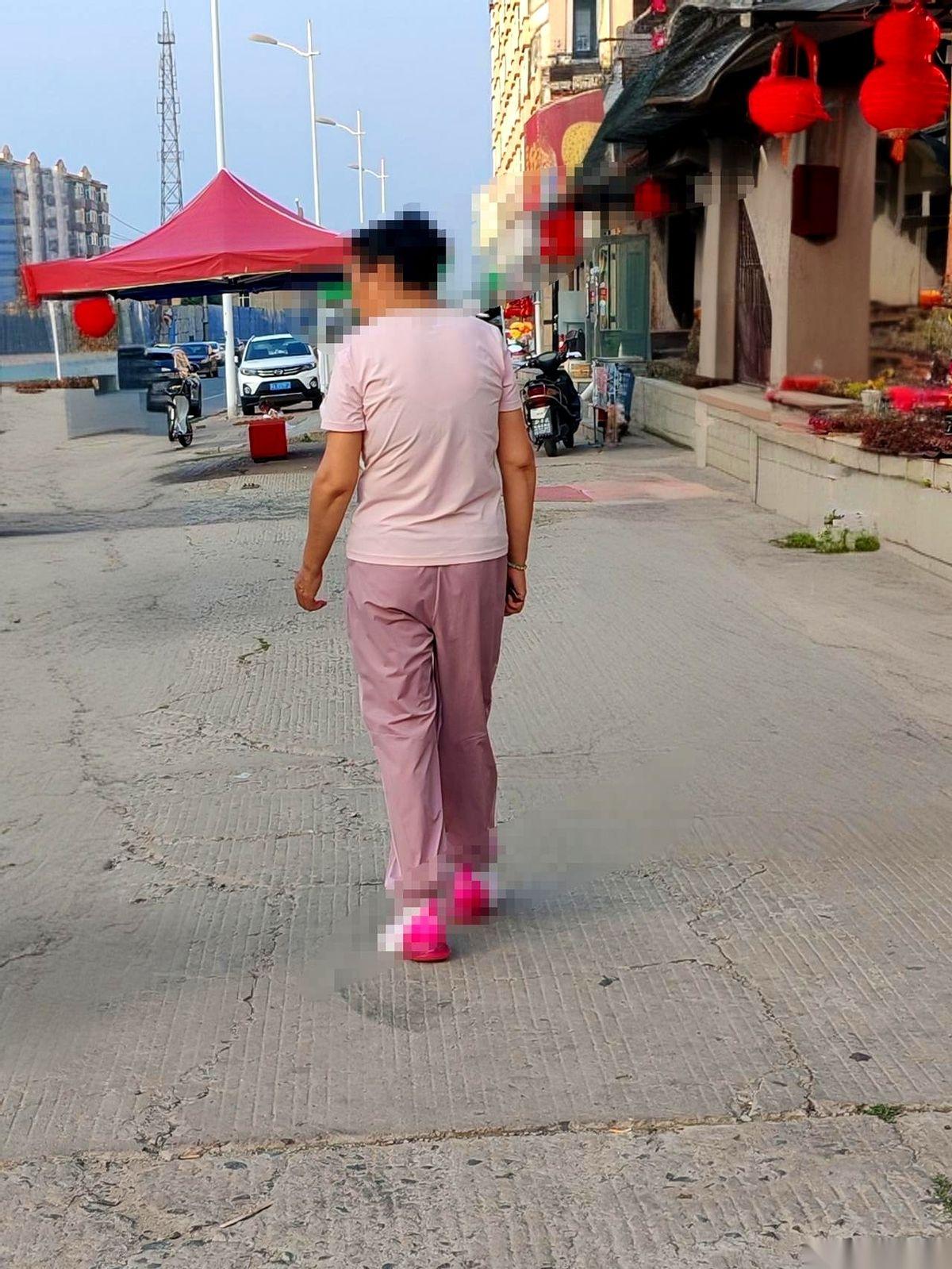 就前几天，一大家子人吃饭，热热闹闹的。我埋头扒拉着碗里的红烧肉，一扭头，刚好看到