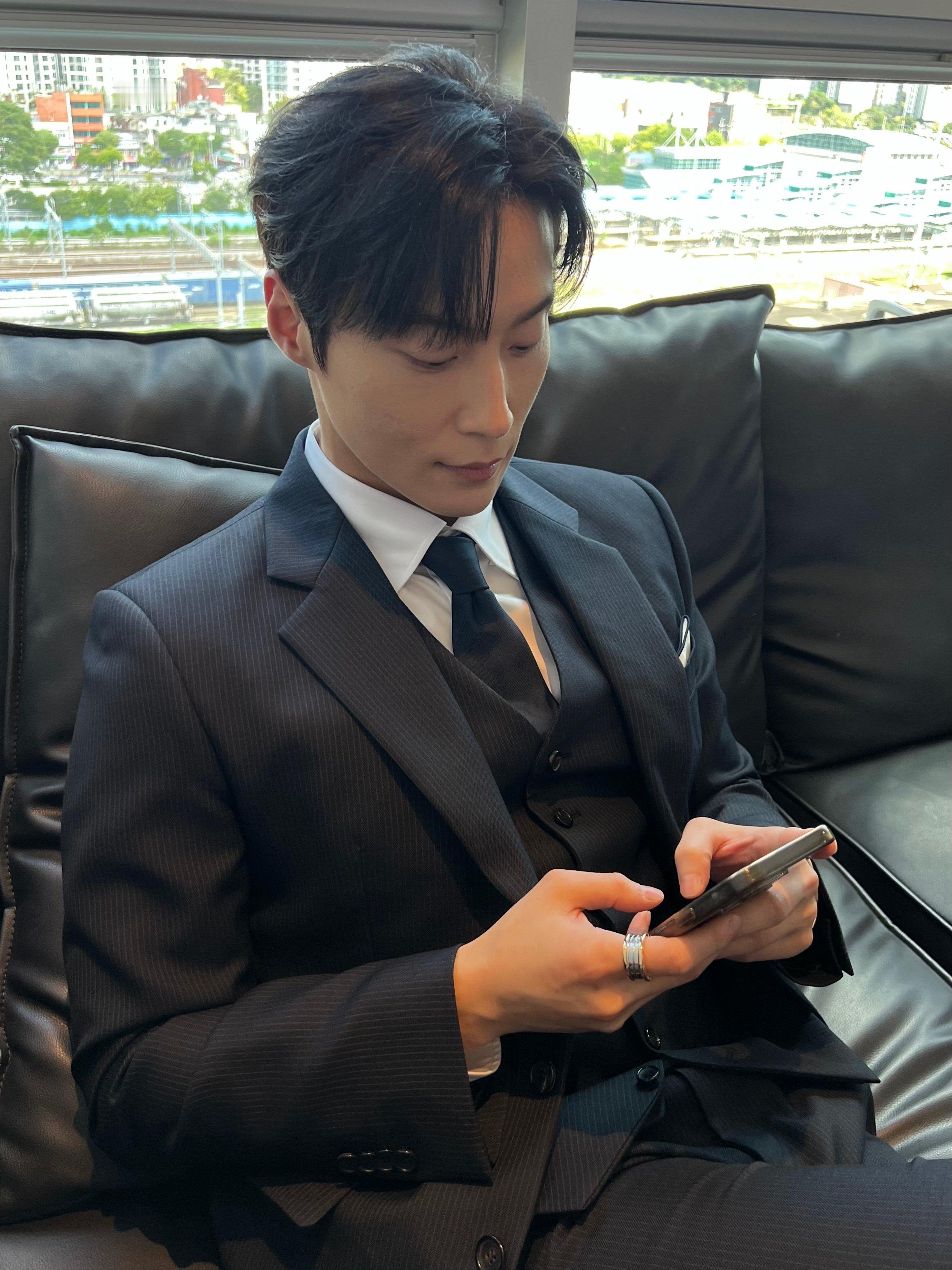 许南准[超话]  260908 许南俊b.stage更新大家好！相册里终于有了久