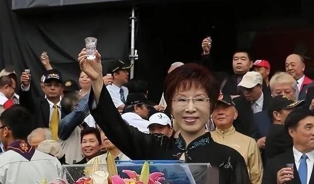 洪秀柱在接受媒体采访时抛出一句极具分量的话：“如果台湾不是大陆的领土，清朝怎么能