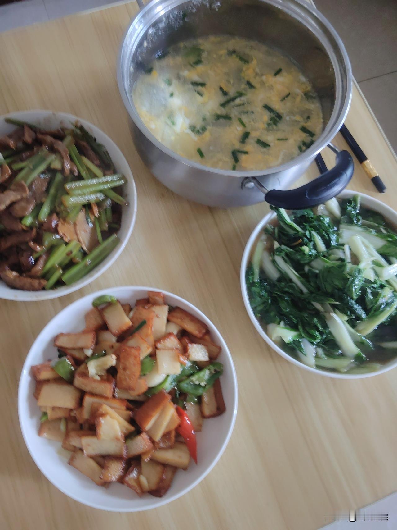 你热爱做饭,做菜吗?不是热爱做饭做菜，是因为必须得做，没公公婆婆，远嫁父母不在身