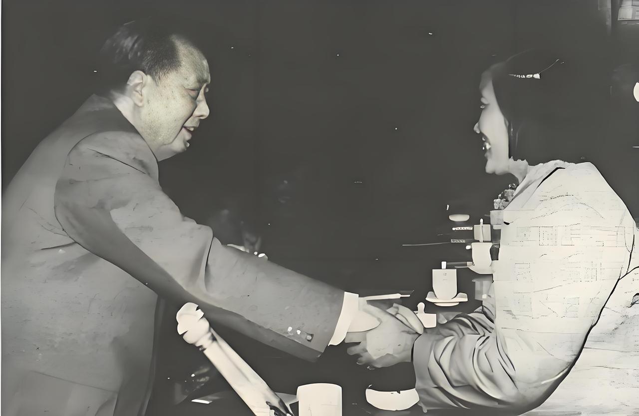 哈尼女杰毛阿卑与毛主席亲切握手珍贵瞬间！笑颜淳朴真挚，掌心相触间，是领袖对少数民