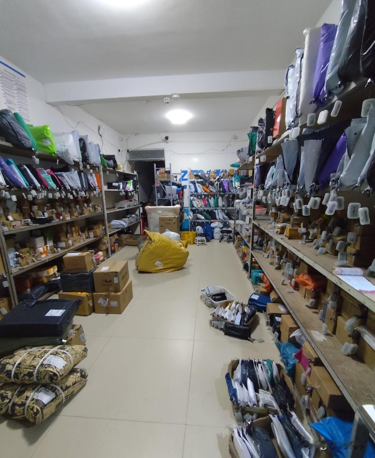 表姐的菜鸟驿站开张第三个月，
她跟我说，这辈子最后悔的就是碰了这行。当初听人说零