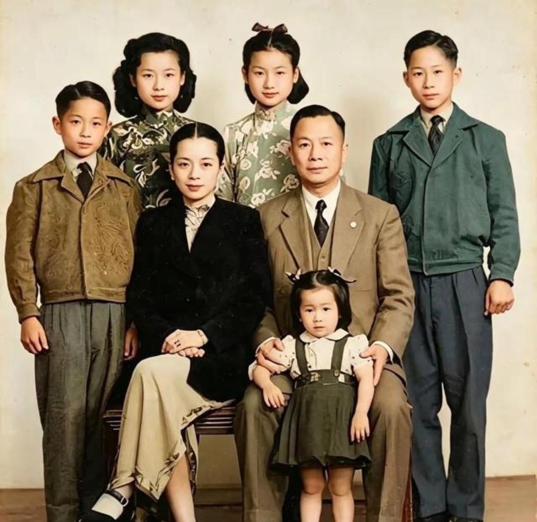 48年，宋美龄初恋情人刘纪文罕见全家福，妻子貌若天仙，气质不凡
