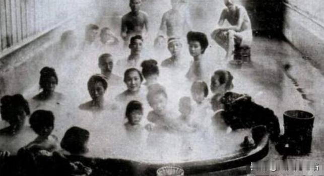 万万没想到！1900年，日本澡堂的模式竟然是男女混浴，双方赤裸相对却丝毫不觉得尴
