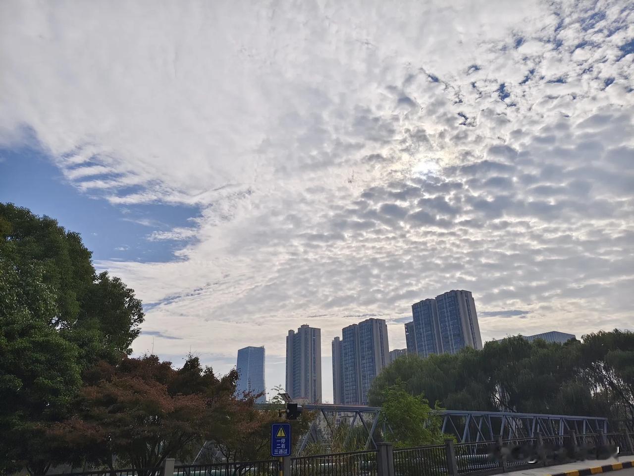 [赞]在越容易使人焦虑的时候，大家越要心平气和和平心静气！[燃烧的心]
心平能愈