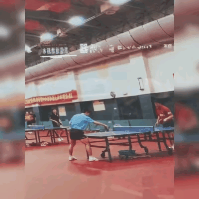 王励勤在体总门口“站岗放哨”啦！
体总门口的围栏上装上了灯箱海报，这个灯箱海报美