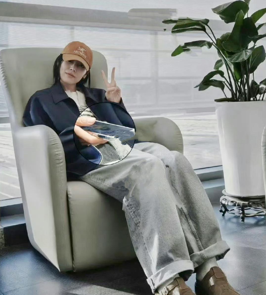 路人随手抓拍刘雯，意外发现她手机锁屏是井柏然。从不高调秀恩爱，爱意都藏在这些细碎