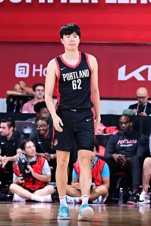 李贤重一个人击溃亚洲传统强队伊朗男篮

韩国 77:51狂胜伊朗，李贤重一个人独