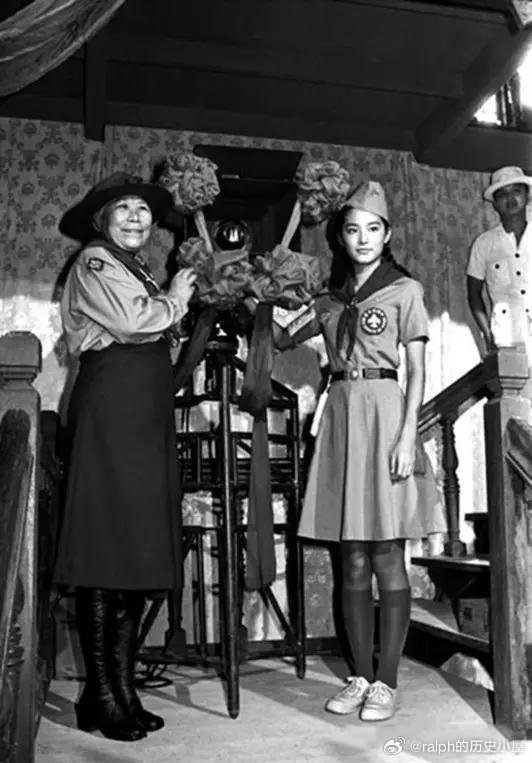 1975年台湾“中央电影公司”拍摄抗日电影《八百壮士》。这是女童子军杨惠敏与剧中