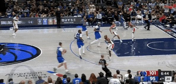 弹簧腿！弗拉格这就飞起来了？
在今天NBA常规赛独行侠对阵奇才的第四节比赛中，弗