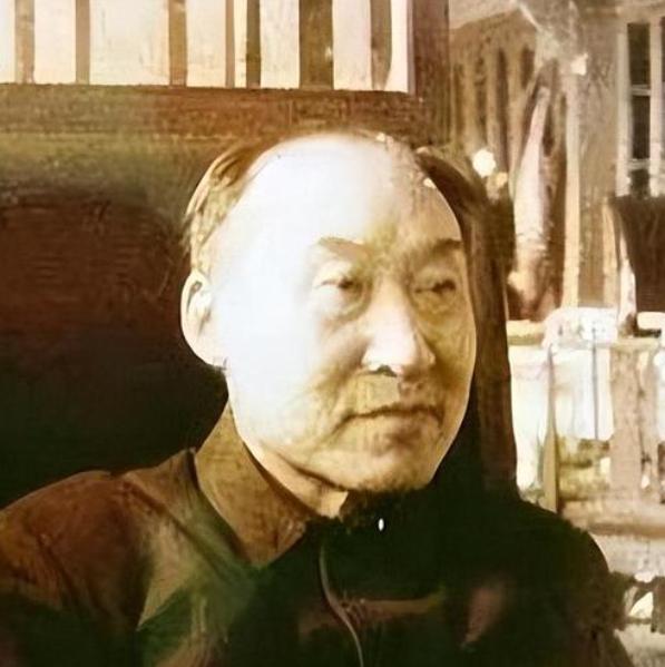 [微风]1972年，钱三强在中关村大街散步时，碰到一个乞丐向他乞讨。当他仔细一瞧