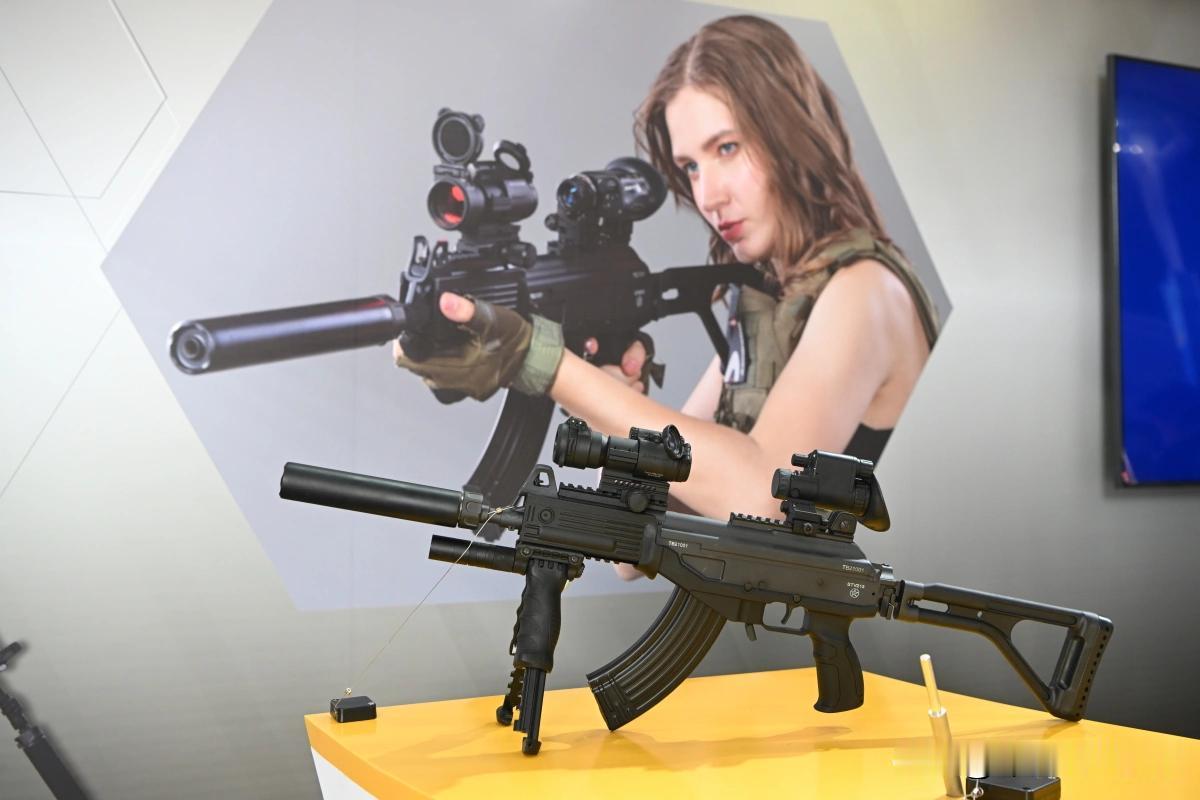 越南STV215是使用7.62×39毫米弹药突击步枪
这个看着还不错，配备齐全