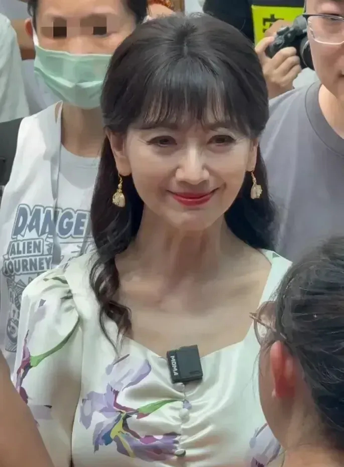 杨少华和赵雅芝均育有多个儿子，即便年事已高仍四处站台、拍视频等，为子女奔波劳碌。