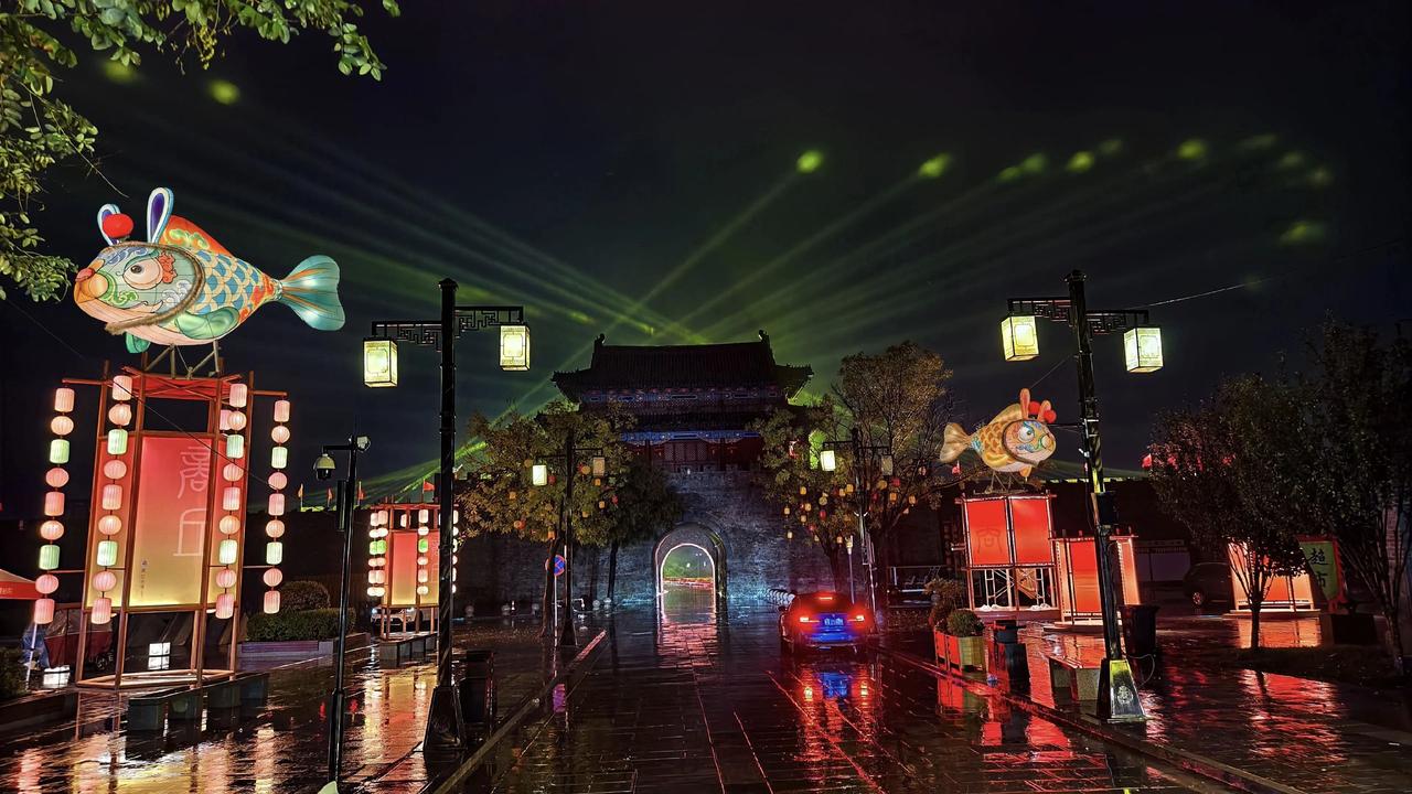 商丘古城被托管后一发不可收拾，国庆节人流量拿下84.4万人次的成绩，园区内部装饰