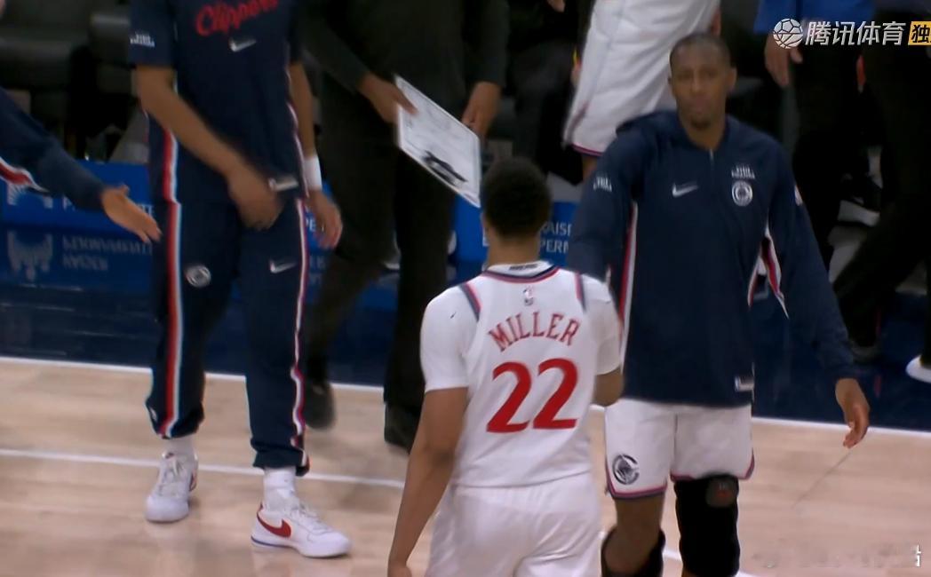 三节结束，快船83比81暂时领先！ 