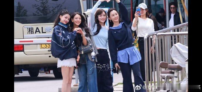 孙怡江语晨的吻戏呢坐等孙怡和江语晨的吻戏！姐姐们同框就是顶配，甜妹与御姐的梦幻同