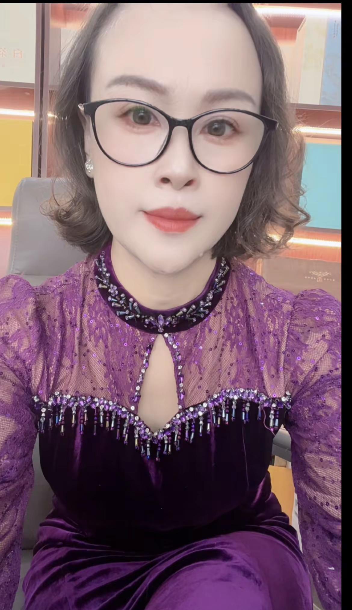 人生苦短，倒满～倒满～三分醉红了眼，七分醉看世界～～