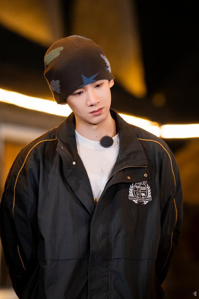 当其他嘉宾还在困惑时，白敬亭已经提前进入看破不说破的状态，那份对循环流程的熟悉感