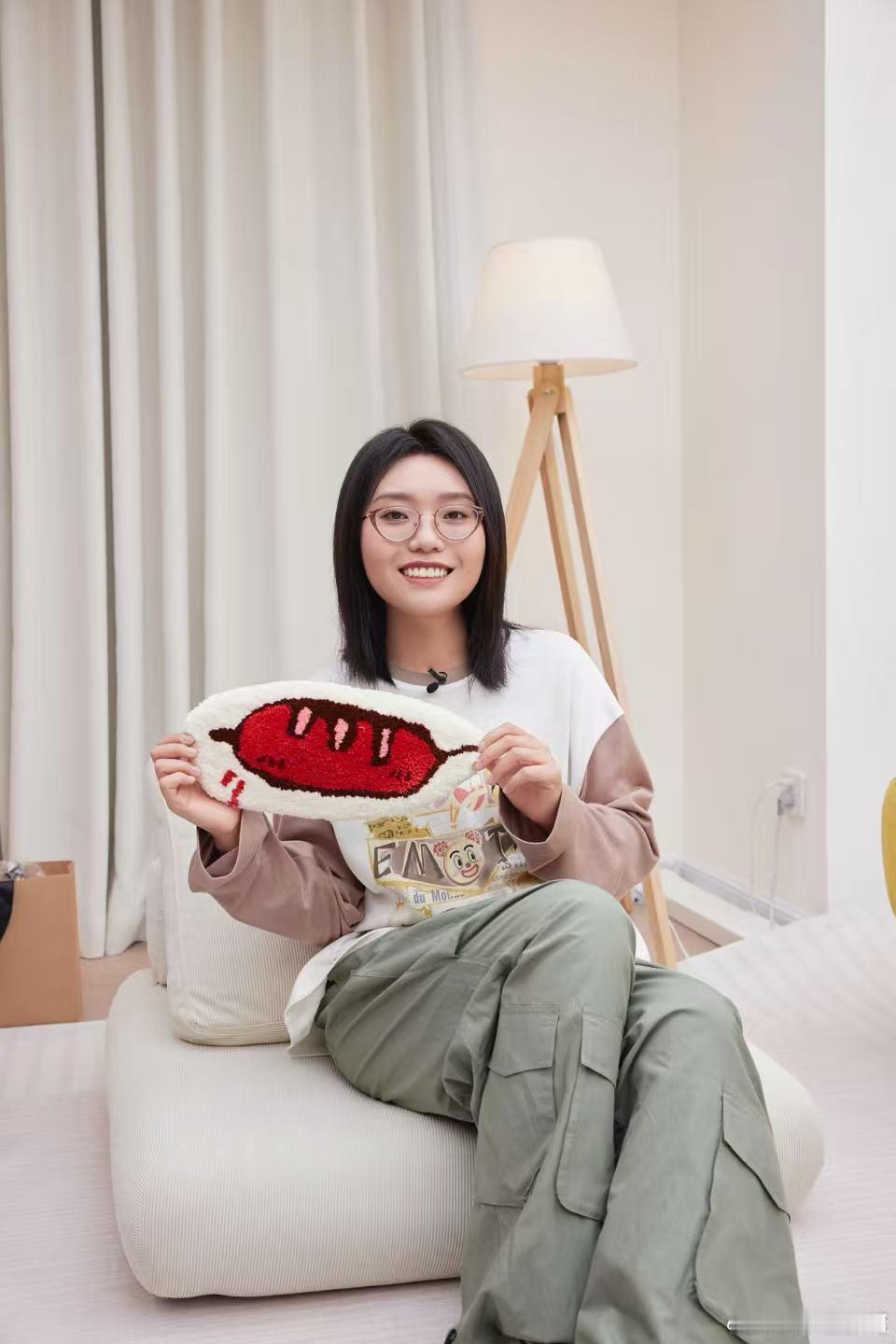 李雪琴好稳定输出的一张嘴 毛雪汪李雪琴属实是内娱嘴替天花板！一张嘴通透又有梗，轻