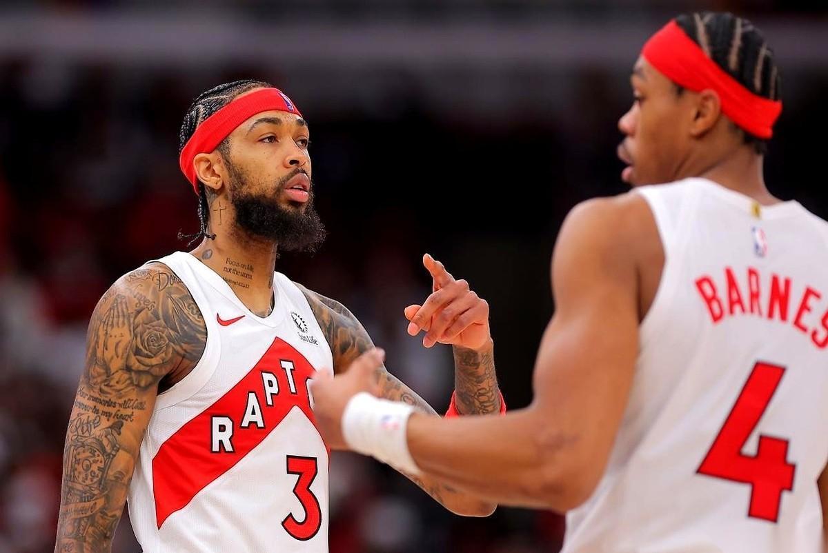 猛龙打骑士，系列赛第二场。
第一节结束，计时器红灯一闪。技术台上的数据，冰凉。