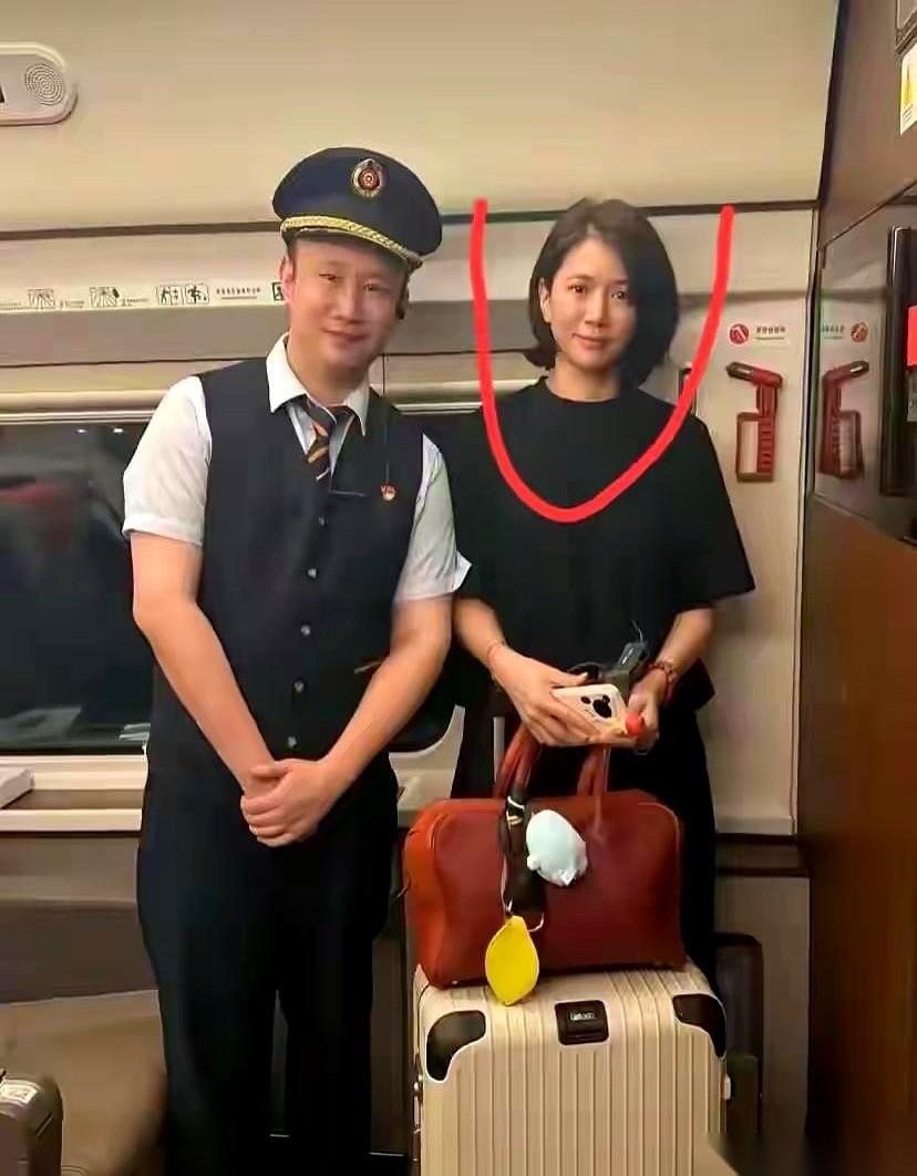 我真的会谢。
在地铁上亲眼看见她，整个人都木了。
这背影，这身板，这状态，你跟我