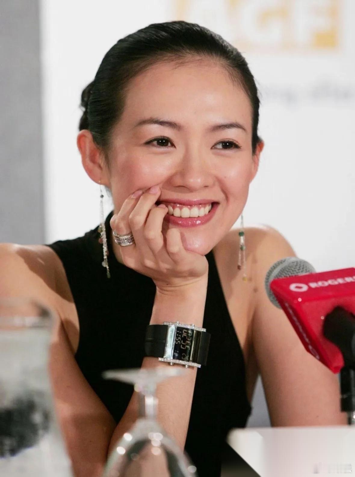 汪峰估计肠子都悔青了。 离婚才三年，前妻章子怡随便一笔投资，就躺赚了三个亿。 四