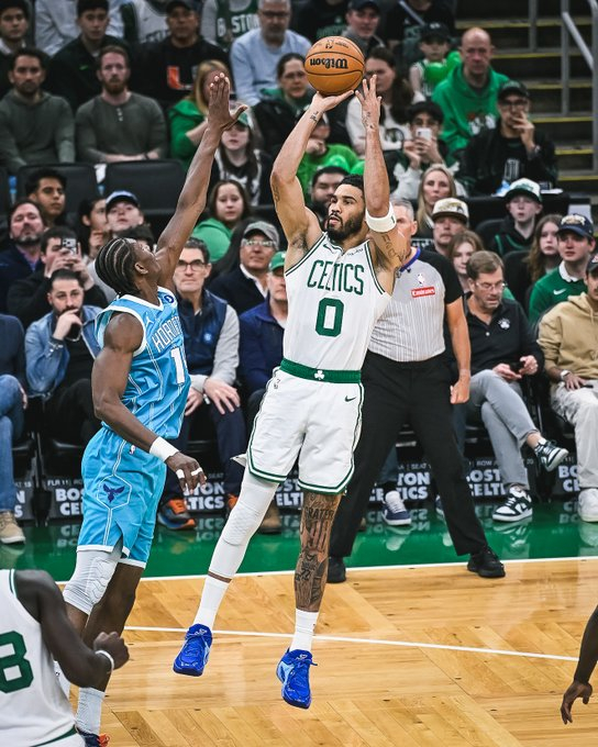 自3月1日以来，塔图姆是NBA中唯一一位场均至少达到以下数据的球员：20分9篮板