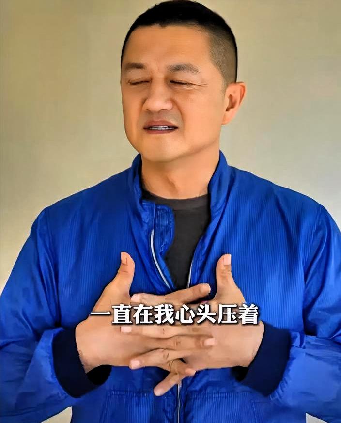 李亚鹏对着镜头哽咽了。不是演戏。是真绷不住。

一个叫胡心瑶的姑娘，在地铁里吐血