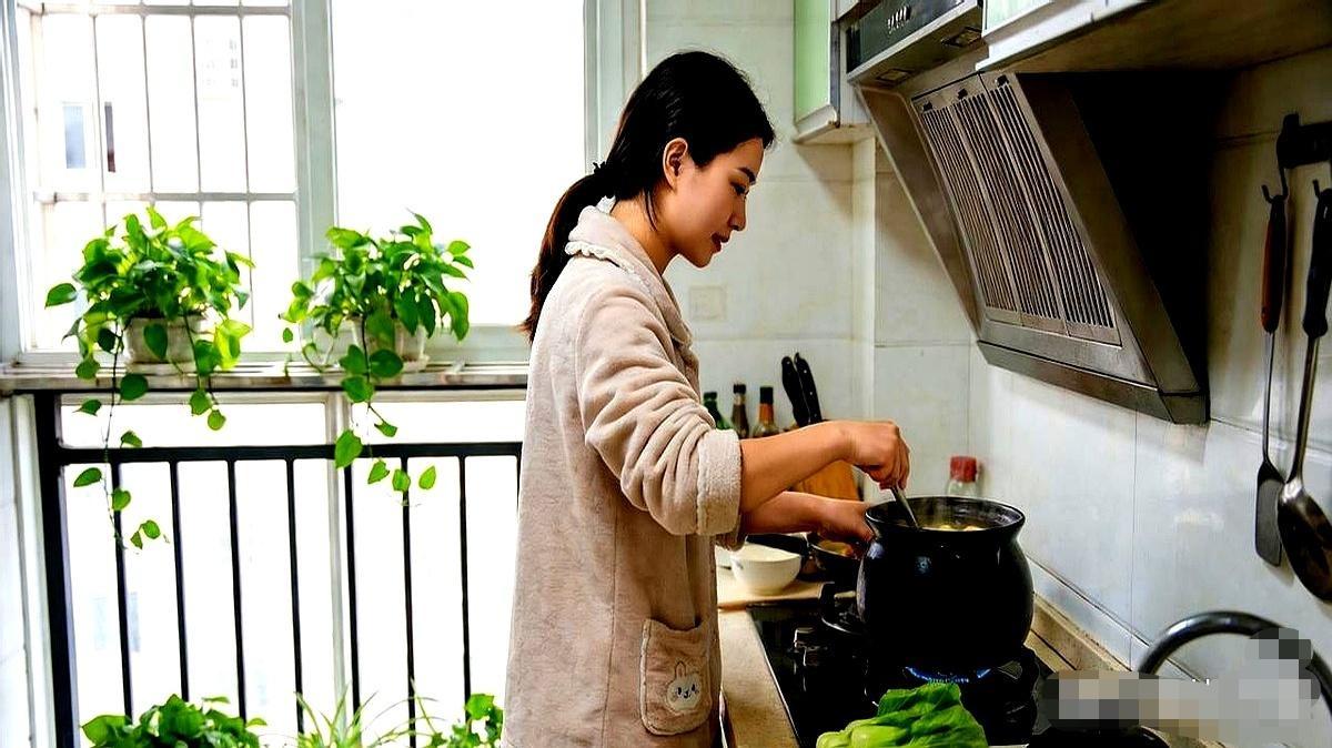 瞒了亲妈整整两年！女孩考上公务员，却天天对着电话放机器轰鸣声
 
谁能想到，老家