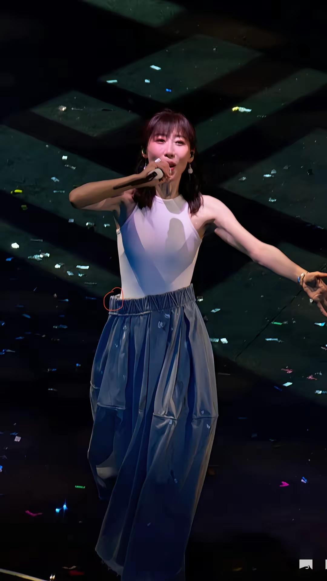 任素汐深圳演唱会，看了现场图，别的没太注意，就盯着她那条裤子看了半天。
 
白色