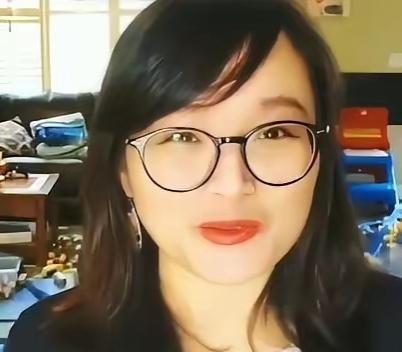 那个曾经刻意抹黑祖国的厦大高材生郑墨沫第五次申请入境被拒国门之外。郑墨沫的经历再