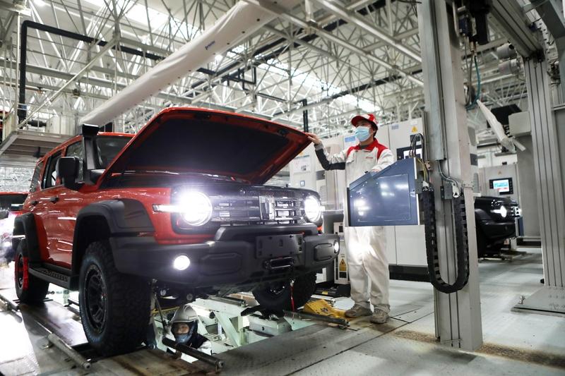 长城汽车要应对汽车行业变革，得从多方面下手。在电动化上，得加大研发投入，像比亚迪